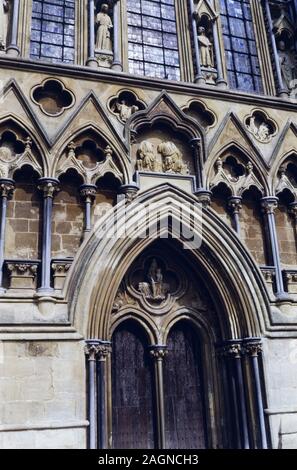 GB '80: Wells Cathedral, West winkel Tür Stockfoto