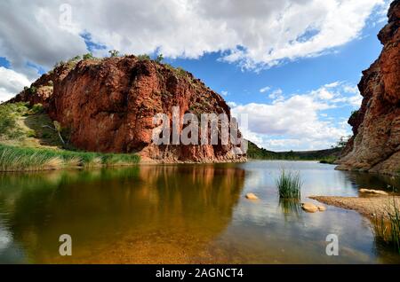 Australien, NT, Glen Helen in West McDonnell Range National Park, schöner Platz zum Entspannen und Schwimmen im australischen Outback Stockfoto