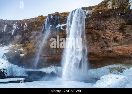 Island Wasserfall Seljalandsfoss, Winter in Island, der Wasserfall Seljalandsfoss im Winter Stockfoto