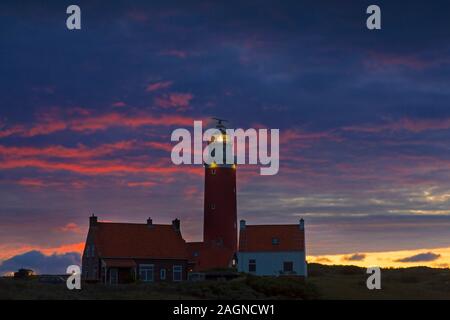 Leuchtturm Eierland in den Dünen bei Sonnenuntergang auf der nördlichsten Spitze der niederländischen Insel Texel, Zeeland, Niederlande Stockfoto