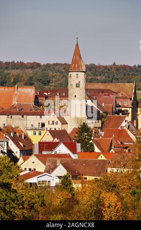 Vertikale Aufnahme von schönen historischen Gebäuden im Kirchberg an Der Jagst Bezirk von Deutschland Stockfoto