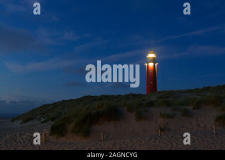 Leuchtturm Eierland in den Dünen bei Sonnenuntergang auf der nördlichsten Spitze der niederländischen Insel Texel, Zeeland, Niederlande Stockfoto