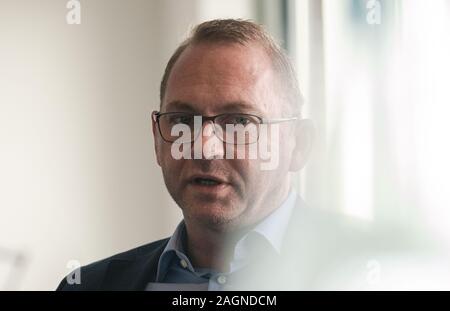 17 Dezember 2019, Berlin: Verdi-Chef Frank Werneke gibt ein Interview. Foto: Paul Zinken/dpa Stockfoto