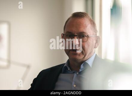 17 Dezember 2019, Berlin: Verdi-Chef Frank Werneke gibt ein Interview. Foto: Paul Zinken/dpa Stockfoto