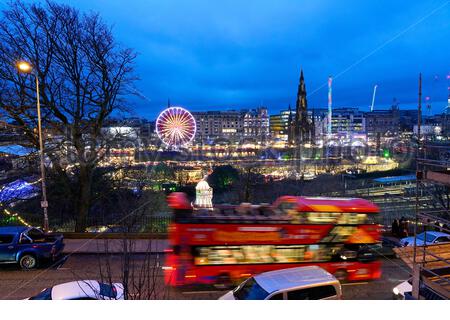 Edinburgh, Schottland, Großbritannien. 20. Dez 2019. Weihnachtsfeier in der Princes Street Gardens in der Abenddämmerung. Quelle: Craig Brown/Alamy leben Nachrichten Stockfoto