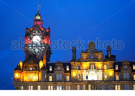 Edinburgh, Schottland, Großbritannien. 20. Dez 2019. Balmoral Hotel Uhr beleuchtet mit Weihnachten Schneeflocken in der Abenddämmerung. Quelle: Craig Brown/Alamy leben Nachrichten Stockfoto