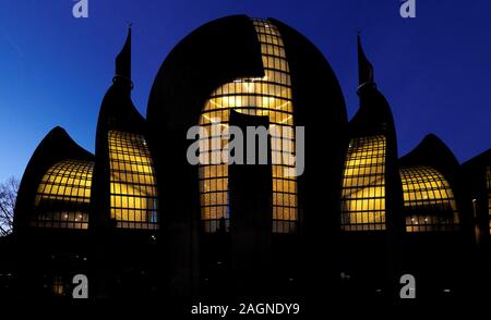 Die beleuchteten Kölner Zentralmoschee in der Dämmerung Stockfoto