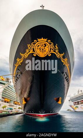 Disney Magic Kreuzfahrtschiff dockte im Hafen von Nassau, Bahamas. Vorderansicht von unten der Schiffsbogen Stockfoto