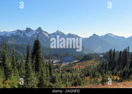 Voller Farben des Herbstes zu Winter Übergang am Mount Rainier National Park angezeigt, Seattle, Washington Stockfoto