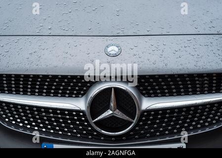 mercedes-Emblem und Motorhaube mit Kühlergrill Stockfotografie - Alamy