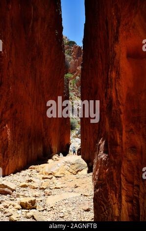 Australien, NT, Frau in bemerkenswerten Standley Chasm in McDonnell Range National Park, Herr verfügbar Stockfoto