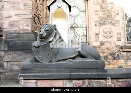 Statue eines Löwen vor der Scottish National War Memorial in Edinburgh Castle Stockfoto