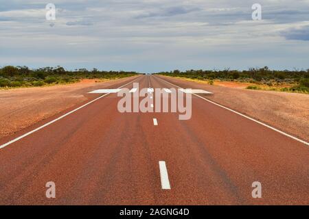 Australien, not Landebahn aka roadstrip für Royal Flying Doctor Service am Stuart Highway Stockfoto