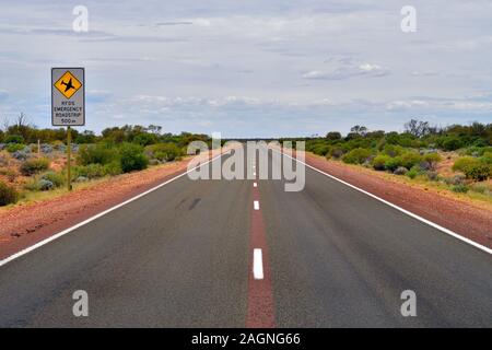 Australien, not Landebahn aka roadstrip für Royal Flying Doctor Service am Stuart Highway Stockfoto