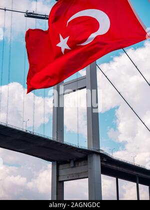 Istanbul, Türkei - Oktober 2019: Türkische Flagge schwenkten Floating unter der berühmten bosporus Istanbul Brücke Stockfoto