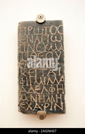 Italien, Rom, Diokletianbäder, Museo Nazionale Romano, römisches Nationalmuseum, Grabstele von Protos, antike christliche Inschrift (3. Jh. n. Chr.) Stockfoto