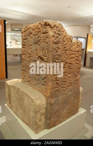 Italien, Rom, Diokletianbäder, römisches Nationalmuseum, Zippus aus Lapis Niger im Forum Romanum, die älteste lateinische Inschrift auf Stein Stockfoto