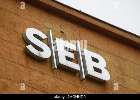 RIGA, Lettland. 29. November 2019. Logo der SEB Bank auf Gebäude. SEB ist eine schwedische Financial Group für Firmenkunden, Institutionen und Privatpersonen Stockfoto