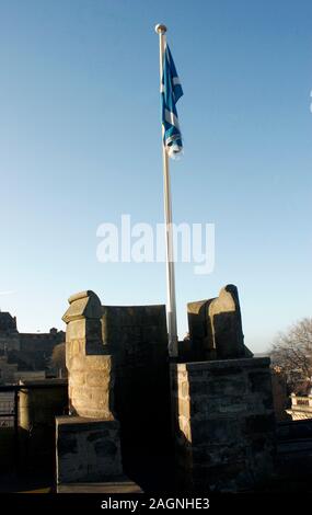 Nationalflagge von Schottland an der Edinburgh Castle Stockfoto