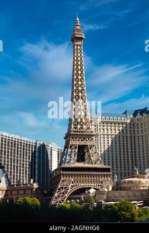 Außenansicht des Replikatturms Eiffel Tower vor dem Hotel & Casino in Paris Las Vegas, Las Vegas, Nevada, USA. Stockfoto