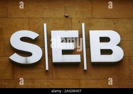 RIGA, Lettland. 29. November 2019. Logo der SEB Bank auf Gebäude. SEB ist eine schwedische Financial Group für Firmenkunden, Institutionen und Privatpersonen Stockfoto