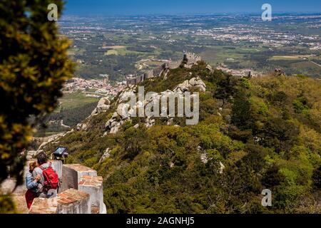 SINTRA, PORTUGAL - Mai, 2018: die Paar Touristen, die in der Pena-palast ein Romantiker Schloss in Sao Pedro de Penaferrimat am municipalit Stockfoto