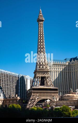 Außenansicht des Replikatturms Eiffel Tower vor dem Hotel & Casino in Paris Las Vegas, Las Vegas, Nevada, USA. Stockfoto