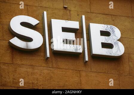 RIGA, Lettland. 29. November 2019. Logo der SEB Bank auf Gebäude. SEB ist eine schwedische Financial Group für Firmenkunden, Institutionen und Privatpersonen Stockfoto