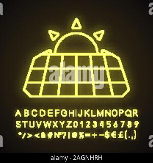 Solar Panels mit der aufgehenden Sonne Neonlicht Symbol. Eco Energie. Leuchtende Zeichen mit Alphabet, Zahlen und Symbolen. Vektor isoliert Abbildung Stock Vektor
