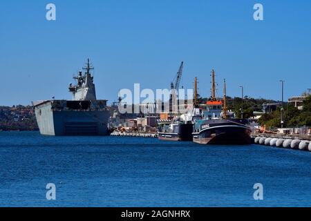 Sydney, NSW, Australien - 31. Oktober 2017: HMAS Canberra, einen Hubschrauber träger der Royal Australian Navy - und Schiffe im Wooloomooloo Wharf Stockfoto