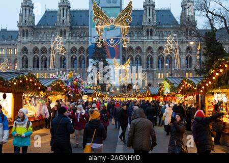 Wiener Weihnachtsmärkte - Menschen einkaufen am Abend, das Rathaus Weihnachtsmarkt, Wien Österreich Europa Stockfoto