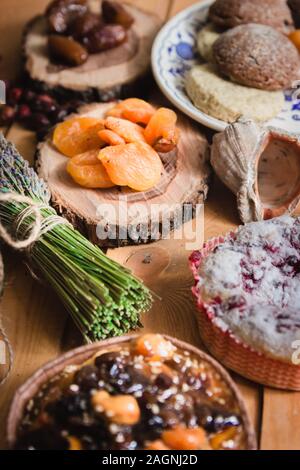 Die Zusammensetzung der traditionellen Winter Zutaten: getrocknete Früchte, Gebäck, Hagebutten Saatgut Tee, Bündel von Lavendel Stockfoto