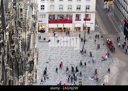 Menschen zu Fuß in Stephansplatz (Stephansplatz), vom Dom aus gesehen; die Innenstadt, Wien Österreich Europa Stockfoto