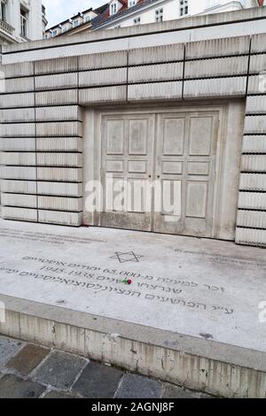 Die Inschrift auf der Gedenkstätte Judenplatz Wien, Gedenkstätte für die österreichischen juden, die im 2. Weltkrieg beim Holocaust getötet wurden; Judenplatz, Wien Österreich Europa Stockfoto