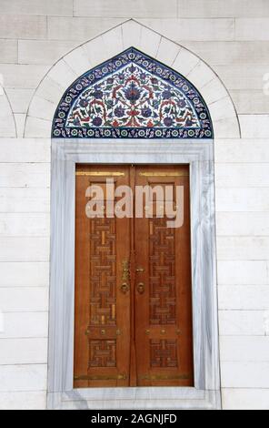 Tür an Ertugrul Gazi Moschee in Aschgabat Stockfoto