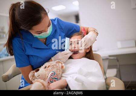 Zahnarzt die Zähne dental Spiegel checkup Kind Stockfoto