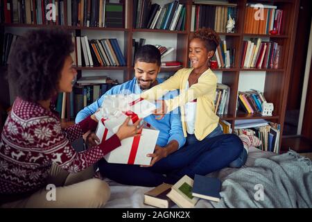 Happy girl suprase Mutter mit Geschenk zu Weihnachten Morgen Stockfoto