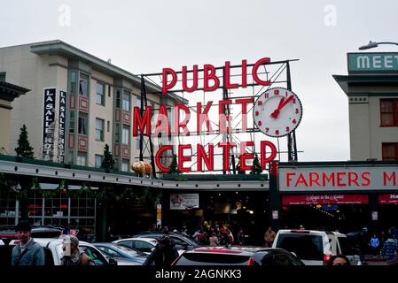 Seattle, WA/USA - ca. November 2019: Masse der Leute ihre Weise um den Pike Place Market downtown, Shopping für Meeresfrüchte, Blumen, etc. Stockfoto