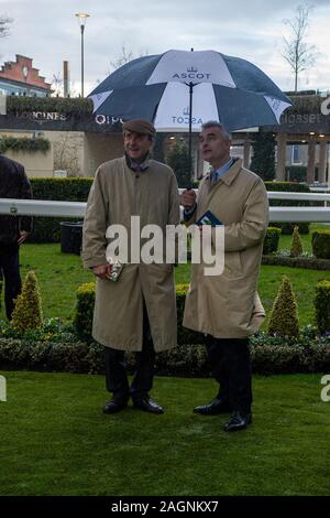 Ascot Weihnachten Familie Racing Wochenende, Ascot, Berkshire, Großbritannien. Dezember, 2019. Ein verregneter Freitag im Ascot Pferderennbahn in die Parade Ring 20. Credit: Alamy/Maureen McLean Stockfoto