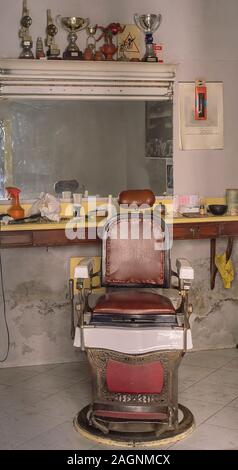 Eine alte Friseur mit antiken Möbeln in Haria, Lanzarote, Kanarische Inseln, Spanien Stockfoto