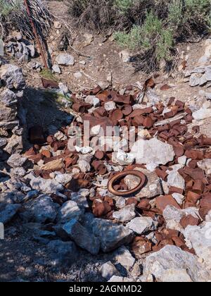 Rostige Dosen in einer Abfallgrube, Bodie Ghost Town, Bodie State Historic Park, Kalifornien. Stockfoto