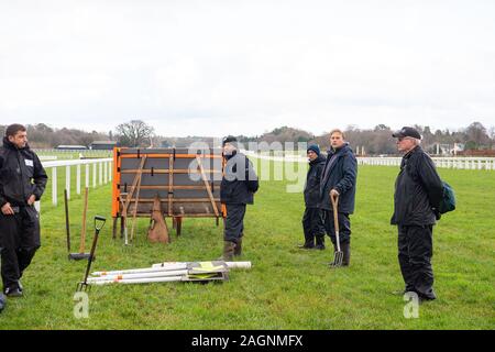 Ascot Weihnachten Familie Racing Wochenende, Ascot, Berkshire, Großbritannien. Dezember, 2019 20. Arbeitnehmer bei der Pferderennbahn Ascot auf Standby an der Hürden. Credit: Alamy/Maureen McLean Stockfoto