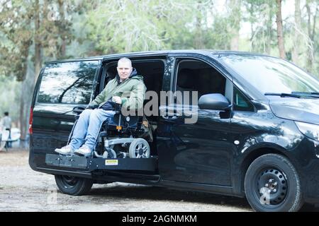 Behinderte Menschen im Rollstuhl auf der Hebebühne Stockfoto