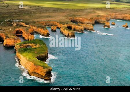 Australien, VIC, Luftaufnahme von der spektakulären Küste auf der Great Ocean Road in Port Campbell National Park Stockfoto