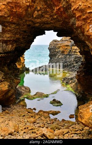 Australien, VIC, Natural Arch namens der Grotte in Port Campbell National Park auf der Great Ocean Road, bevorzugte Touristenattraktion und Reiseziel, Stockfoto
