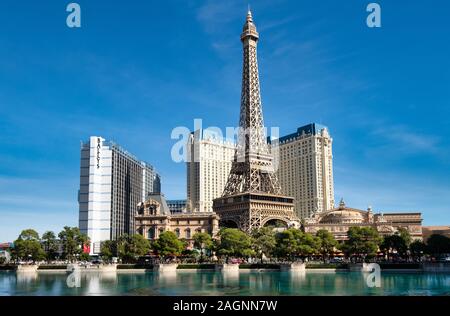 Außenansicht des Replikatturms Eiffel Tower vor dem Hotel & Casino in Paris Las Vegas, Las Vegas, Nevada, USA. Stockfoto