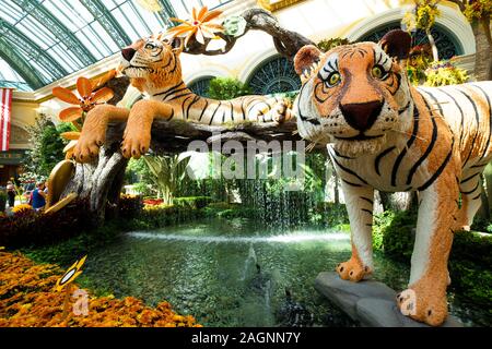 Blumenskulpturen im Conservatory of Bellagio Hotel and Casino, Las Vegas, Nevada, USA. Stockfoto