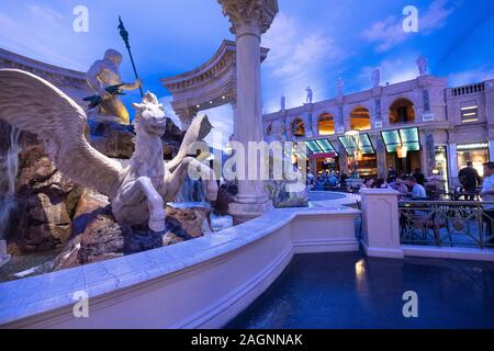 Statuen und verzierte Einrichtung im Inneren des luxuriösen Einkaufszentrums Forum Shops im Caesars Palace, Las Vegas, Nevada, USA Stockfoto