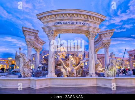 Statuen und verzierte Einrichtung im Inneren des luxuriösen Einkaufszentrums Forum Shops im Caesars Palace, Las Vegas, Nevada, USA Stockfoto