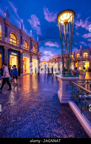 Statuen und verzierte Einrichtung im Inneren des luxuriösen Einkaufszentrums Forum Shops im Caesars Palace, Las Vegas, Nevada, USA Stockfoto